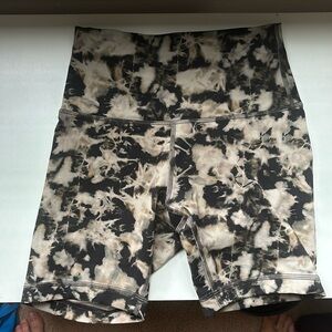 Lululemon 6” Wunder Train Shorts SZ 4